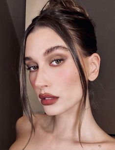 Hailey Baldwin Makeup, Jlo Makeup, Maquillage On Fleek, Smink Inspiration, Prom Makeup Looks, Fall Makeup Looks, Glamour Uk, Male Makeup, Hairstyle Look