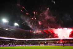 Als je in je rolstoel in de tribune van Anderlecht zit en RWDM-supporters Bengaals vuur naar je gooien | De Standaard Van, Nars