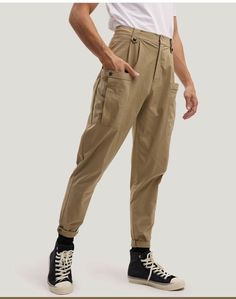 Cargo Pants Tapered, Tapered Cargo Pants Men, Uk Style Men, French Mens Fashion, Male Alternative Fashion, Timeless Mens Fashion, Mens Fashion Summer Casual, Feminine Men Fashion, Enby Style