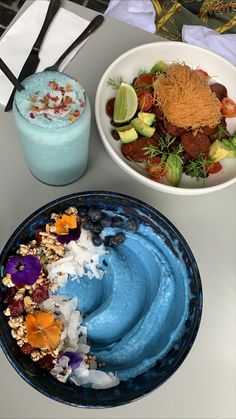 Brunch Set Up, Street Wear Shoes, Blue Smoothie, Beach Girl Outfits, Läcker Mat, Healthy Food Motivation, Healthy Lifestyle Food, Food Goals, Edible Art