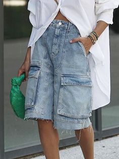 Denim Gaucho Pants, Boho Shorts Outfit Summer Clothes, Street Chic Outfits Summer, Long Cut Off Jean Shorts, High Waisted Bermuda Shorts Outfit, Street Style For Women Over 40 Casual, Trendy Denim Shorts, Linen Oversized Shirt Outfit, Barrel Denim Outfit