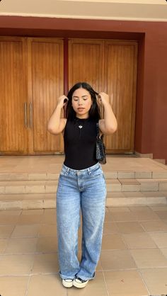 French Baddie Outfits, Mom Jeans Outfit Baddie, Rainy Day Outfit Jeans, Outfits To Wear To A Graduation Ceremony, Passport Outfit, Baddie Jeans Outfit, First Date Casual Outfit, Jeans Outfit Black Women, Mom Jean Outfits