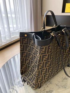 i1620367331_2300_2 Fall Bags Handbags, Korean Skin Care Secrets, Black Handbag Tote, Fall Bags, Fendi Bag, Womens Designer Bags, Beautiful Handbags, Fendi Bags, Large Handbags