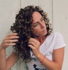 How to style a curly hairstyle / wavy hairstyle. 5 Steps To Well Defined Curls - Step 5 How To Elongate Natural Curls, Hair Stages, Hairstyle Youtube, Tomboy Chic, Defined Curls, Bouncy Curls, Hair Product, Doterra Oils