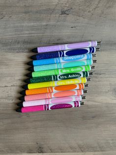 six different colored pens sitting on top of each other