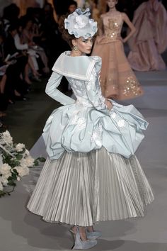 Christian Dior at Couture Fall 2007 Runway Fashion Couture Christian Dior, 60s Runway Fashion, Runway Fashion Vintage, Runway Fashion 2020, Galliano Dior, Rococo Fashion, Runway Fashion Couture, Dior Dress