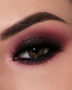 Maquillaje Smokey Eyes, Shadow Pallete, Fake Eyelashes Applying, Smokey Eye Makeup Steps, Burgundy Eye Makeup, Burgundy Makeup, Grey Eye Makeup, Shimmer Eye Makeup, Eye Makeup Images