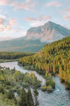 10 Best Hikes In Montana To Experience - Hand Luggage Only - Travel, Food & Photography Blog The Great Outdoors, Montana Mountains, Best Hikes, Travel Aesthetic, Beautiful World, Beautiful Landscapes, Places To See