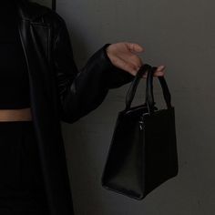 Dark Corporate Aesthetic, Grey Aesthetics, Dark Pic, Daily Moments, Black Minimal, Dark Feminine Aesthetic, Minimal Aesthetic, Classy Aesthetic, Aesthetic Women