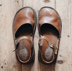 Leather Shoes Diy, Office Attire Women, Cute Sandals, Jewelry Outfit, Slipper Shoes, Look At You, Cute Shoes