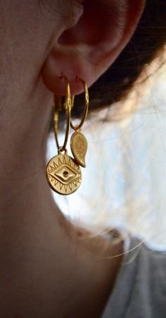 •▶︎ Gorgeous evil eye coin charms attached to gold hoops •▶︎ A beautiful pair of earrings that is easy to wear everyday! •▶︎ All the metallic parts are 24k gold plated •▶︎ Length : 1,5 •▶︎ Hoops diameter : 1,2 •▶︎ All of our products are sent in a gift wrap! •▶︎ For any questions Evil Eye Earrings, Coin Earrings, Stil Vintage, Eye Earrings, Diy Schmuck, Coin Pendant, Schmuck Design, Gold Charm, Gold Hoop Earrings