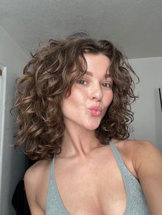 Wavy Hairstyles Brown Hair, Curly Hair Partial Highlights, Hair Up Short Hair, Celebrity Curly Hair, Shaggy Curly Hair Medium, Naturally Curly Hair Cuts With Layers, Wispy Bangs Curly Hair, Short Wavy Brown Hair, Face Framing Layers Curly Hair