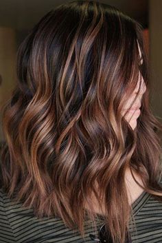 Root Beer Hair Is Trending & Brunettes Everywhere Are Fizzing With Excitement: Cinnamon Balayage Partial Balayage Brunettes Dark Brown, Root Beer Hair, Brown Lob, Caramel Brown Hair, Beer For Hair, Rambut Brunette, Brunette Ombre, Kadeřnické Trendy, Brown Hair Balayage