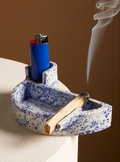 Hand Built Pottery Ashtray, Ceramics Ashtray Pottery, Cool Ceramic Ashtrays, Practical Things To Make With Clay, Cute Handbuilt Pottery, Ceramic Pottery Ashtray, Handmade Ceramic Ashtray, Diy Ceramic Ashtray, How To Make Clay Ashtray