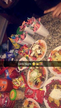 Girls Night Snacks, Snacks For Teens, Sleepover Snacks, Teen Sleepover, Simple Girls, Food Simple, Food Games, Girl Sleepover, Girls Night Party