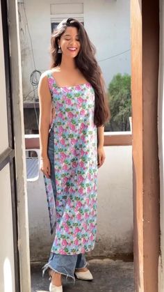 Ethnic Casual Outfits, Casual Sarees Classy, Kurti Design For College, Half Sleeves Kurti Designs, Cotton Suit Designs Indian Style, Full Sleeve Kurti Designs, Kurti Jeans Outfit Casual, Full Sleeves Kurti Designs, Kurti With Jeans Outfit