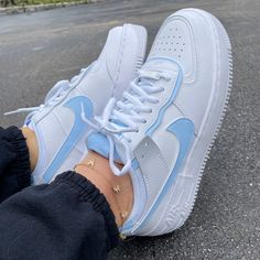 Nice Womens Shoes, White And Blue Nike Shoes, Nike Shoes Women Blue, Af1 Shadow Outfit, Blue Shoes Outfit Sneakers, Blue Sneakers Aesthetic, Nike Airforce 1 Women, Blue Airforce 1, Trendy Nike Shoes For Women