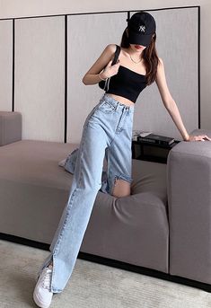 Baggy Jeans Korean Style, Styling Light Blue Jeans, Light Blue Baggy Jeans Outfit, Light Blue Pants Outfit Women, Ripped Blue Jeans Outfit, Outfits With Light Blue Jeans, Light Blue Pants Outfit, Light Blue Baggy Jeans, Blue Denim Outfit