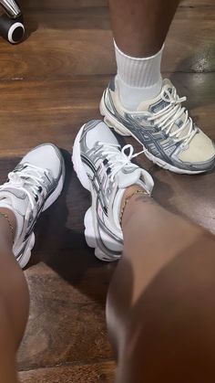 Black New Balance Aesthetic, Black Asics Outfit Woman, Outfit With Asics, Black Women Sneakers Outfit, Acisis Shoes, Asics Outfit Woman, Asics Shoes Outfit, Asics Aesthetic, New Balance Fits