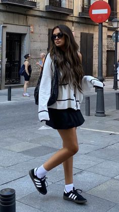 Black Sambas Street Style, Winter Outfits With Sambas, London Fashion Inspiration, Outfits With Black Samba Adidas, Outfits For Prague Summer, Sydney Australia Outfits Spring, Black Sambas Summer Outfit, Black Sambas Men Outfit, Adidas Samba Black Outfit Summer