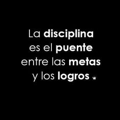 a black and white photo with the words la discipina es el puente entre las metas y los logos