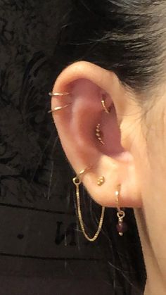 Aesthetic Earrings Piercing, Ear Piercings Ideas Left And Right, Pierced Ear Aesthetic, Several Ear Piercings, Piercing Ears Ideas, Ear Piercings Left And Right, Ear Holes Ideas, Right And Left Ear Piercings, Piercing Inspo Ear Aesthetic