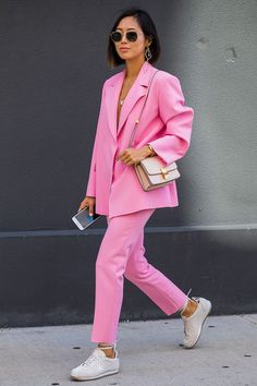 Pink Ladies Outfit, Blazer Rose, White Sneaker Outfit, Suits And Sneakers, White Sneakers Outfit, Sneakers Design, Look Blazer, Pink Suit