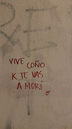graffiti written on the side of a wall with words in spanish and english, next to a stop sign that reads vive cono ke te vas amoi?