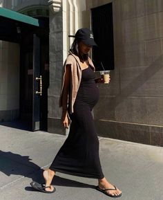 Spring Dress Street Style, Pregnant Outfit Beach, Old Money Outfits Pregnant, 90s Pregnancy Outfits, Old Money Pregnant Outfits, Celebrity Pregnancy Style, Pregnancy Style Spring, Free People Maternity, Chic Pregnancy Style