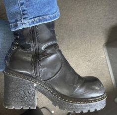 70s Boots Aesthetic, Western Grunge Aesthetic, Botas Grunge, Boot Aesthetic, 70s Boots, Bekväma Outfits, Cowboy Boot Outfit, Heels Aesthetic