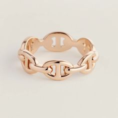 a gold ring with two interlocked links on the front and center, set in 18k rose gold