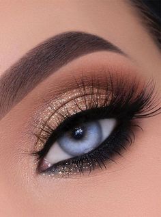 Gold Eyeshadow For Blue Eyes, Natural Smokey Eye For Blue Eyes, Gold Sparkly Eyeshadow, Makeup Ideas Neutral Colors, Simple Eye Makeup For Blue Eyes Natural Looks, Sparkly Eye Makeup Glitter, Gold Eye Makeup Blue Eyes, Evening Glam Makeup Looks, Cute Gold Makeup Looks