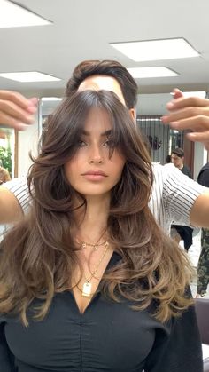 Honey Brown Hair Color, Brown Hairs, Brown Hair Inspiration, Goddess Hair, Celebrity Short Hair, Brown Hair Shades, Honey Brown Hair, Hair Color Options, Hair Color Caramel