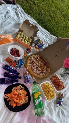 Picnic Pizza Ideas, Picnic Ideas For Friends Food, Best Friend Picnic Ideas, Picnic Date Ideas Boyfriends Romantic, Picnic Food Ideas For A Date, Pizza Picnic Date, Fast Food Picnic, Ideas Para Picnic, Ideas De Picnic