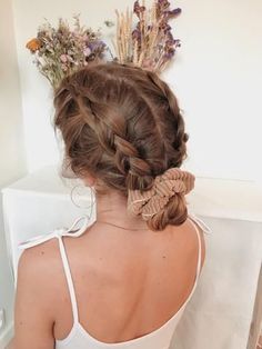 Hair party                      – Scrunchie is back Braids Brunette Hair, Preppy Hairstyles, Summer Braids, Fall Hairstyles, Disney Hair, Hairstyles 2023, Travel Hairstyles, Flowers In Her Hair, Simple Hairstyles