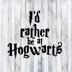 a wooden wall with the words, i'd rather be at hogwartt?