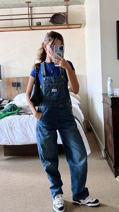 Winter Outfits With Overalls, Flare Overalls Outfit, Overall Jeans Outfit, Overalls Women Outfits, Oversized Overalls Outfit, Long Overalls Outfit, Green Overalls Outfits, Jean Overall Outfits, Summer Outfits Alt