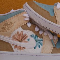 Kawaii, Jordan 1 Custom, All White Sneakers, Boty Nike, Custom Jordans, Trendy Shoes Sneakers, Preppy Shoes, All Nike Shoes, Cute Nike Shoes