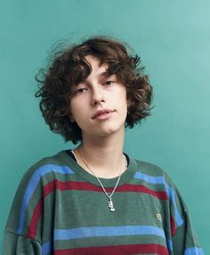 Curly Pageboy Haircut, Masculine Curly Haircut For Women, King Princess Haircut, Curly Queer Haircut, Curly Lesbian Haircut, Curly Nonbinary Hair, Gender Neutral Haircuts Curly Hair, King Princess Hair, Masc Curly Hair