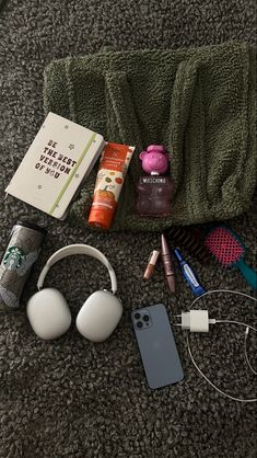 Everyday Bag Essentials, What's In My Purse, What's In My Bag, Inside My Bag, Aesthetic Bags, Purse Essentials, Handbag Essentials, Girls Tote, Pumpkin Latte
