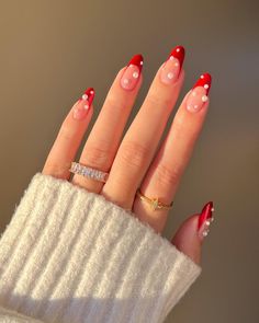 Snow Nails Winter Red, Gem Christmas Nails, Snow Themed Nails, Shine Nails Glitter, Almond Nails Pink Chrome, Snow Nails Winter, Chic Christmas Nails, Christmas Theme Nails, Winter Themed Nails