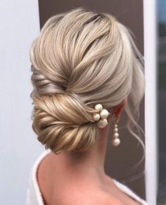 These elegant 6 hair pins are a perfect addition to your wedding attire or any special occasion. Perfect hair accessory if you want something small & pretty! These hair pins will come nicely wrapped in a white box. Plus Size Updo Hairstyles, Bride Buns, High Wedding Bun, Wedding Hair For Long Hair, Asian Wedding Hairstyles, Updos Wedding, Elegant Updos, Wedding Bun