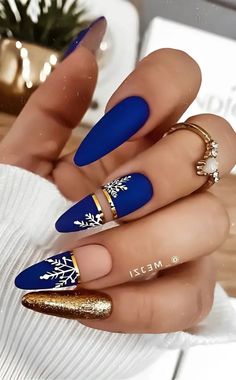 Tinsel Nails, Blue Christmas Nails, Nail Art Christmas, Royal Blue Nails, Red Christmas Nails, Airbrush App, Snowflake Design, Cute Gel Nails, Trendy Nail Design