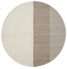 a round rug with two different colors on it