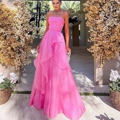 Take on the night with the daring and stunning Robe Eaba. This pink tulle cocktail gown will make a statement wherever you go. Its delicate fabric and bold color will turn heads and elevate your style. Perfect for the risk-takers and the adventurous fashionistas. Time to shine! Prom Dresses Long Strapless, Pink Prom Dresses Long, Strapless Organza, Ruffle Prom Dress, Tulle Party Dress, Prom Dresses Long Pink, Strapless Prom Dresses, Simple Prom Dress, Pink Prom Dress