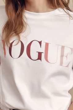 T-Shirt VOGUE Handcraft Edition bianca con logo stampato colorato – VOGUE Collection Italia Portugal, T Shirt White, Logo Print, Print Making, Loose Fitting, Organic Cotton, T-shirt, How To Plan