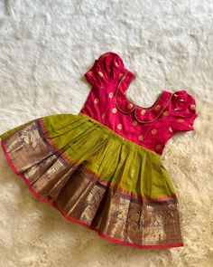 For the next festival, temple visit, wedding and special occasions! Have it all sorted Pinkish Red with Mehendi Green (Vintage Collar)- Kanchi Cotton South Indian Ethnic Frock for Baby Girl Instock: 0-3 Years www.babynmeindia.com 🔎REDMEHGREKCFRO Langa Designs, Frock For Baby Girl, Baby Lehenga, Kids Gold Jewelry, Kids Frock, Frocks For Babies, Long Gown Design, Gown Design, Kids Dress Patterns