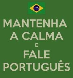 a green sign that says, mantenha a calma e fale portugues
