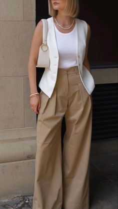 Effortlessly Chic Outfits Summer Classy, Short Vest Outfits, Effortlessly Chic Outfits Summer, Waistcoat Outfit Women, Vest Outfits For Women, Summer Business Casual Outfits, Capsule Wardrobe Women, Waistcoat Woman