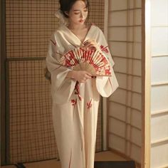 Japanese White Kimono | Eiyo Kimono Japanese Yukata Women, Yukata Women, Japanese Traditional Dress, Traditional Japanese Kimono, Kimono Japan, Výtvarné Reference, Island Outfit, Mode Kimono, White Kimono